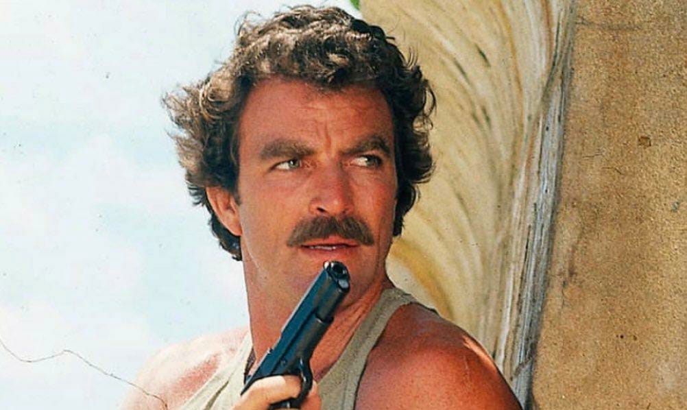 Tom Selleck as Magnum firing at someone in a still from Magnum, P.I.
