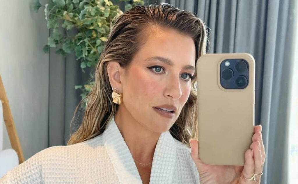 Glen Powell and Gigi Paris’ Relationship History: Who Did They Date Before Meeting Each Other? 3 Australian entertainment reporter Renee Bargh clicking mirror selfie