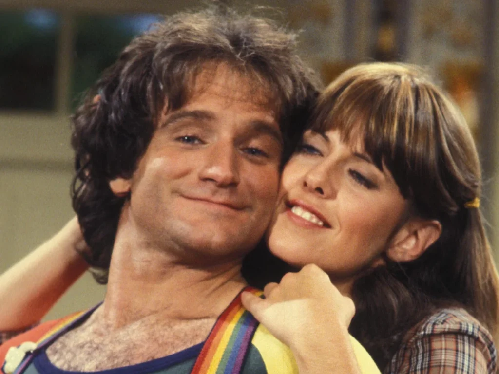Star Trek: The Next Generation Wrote an Episode for Robin Williams Because He Was a Huge Fan 1 Pam Dawber hugs Robin Williams