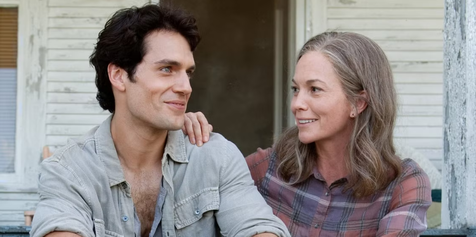 11 Things You Did Not Know About Superman’s Suit 1 Clark Kent is sitting beside Martha Kent. They are both smiling and looking at each other affectionately.
