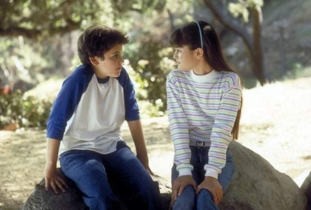  Fred Savage and Danica McKellar looking at each other in The Wonder Years.