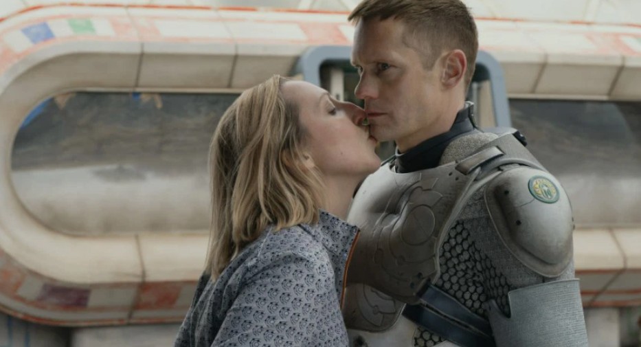 Anna Konkle leans in to kiss Alexander Skarsgård in a scene from Murderbot.
