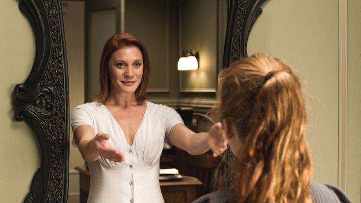 “The guy didn’t leave me”: Mike Flanagan's 75% RT Horror Movie Left Katee Sackhoff With the Worst Panic Attack of Her Life 3 Katee Sackhoff invites her daughter into the mirror in Oculus