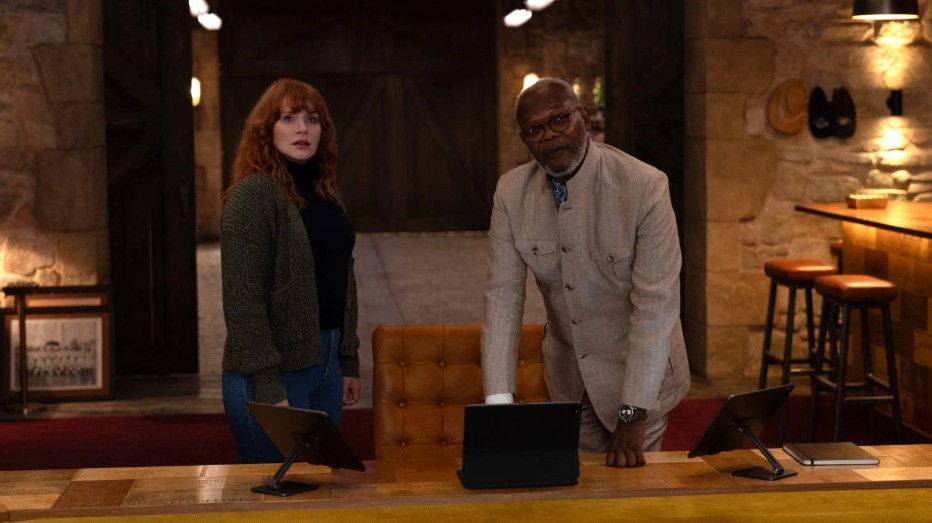 Director Throwing Glass of Water on Bryce Dallas Howard’s Face Is One of the Wildest Celebrity Revelations I’ve Heard Yet 1 Bryce Dallas Howard once claimed an acclaimed director threw a glass of water in her face.