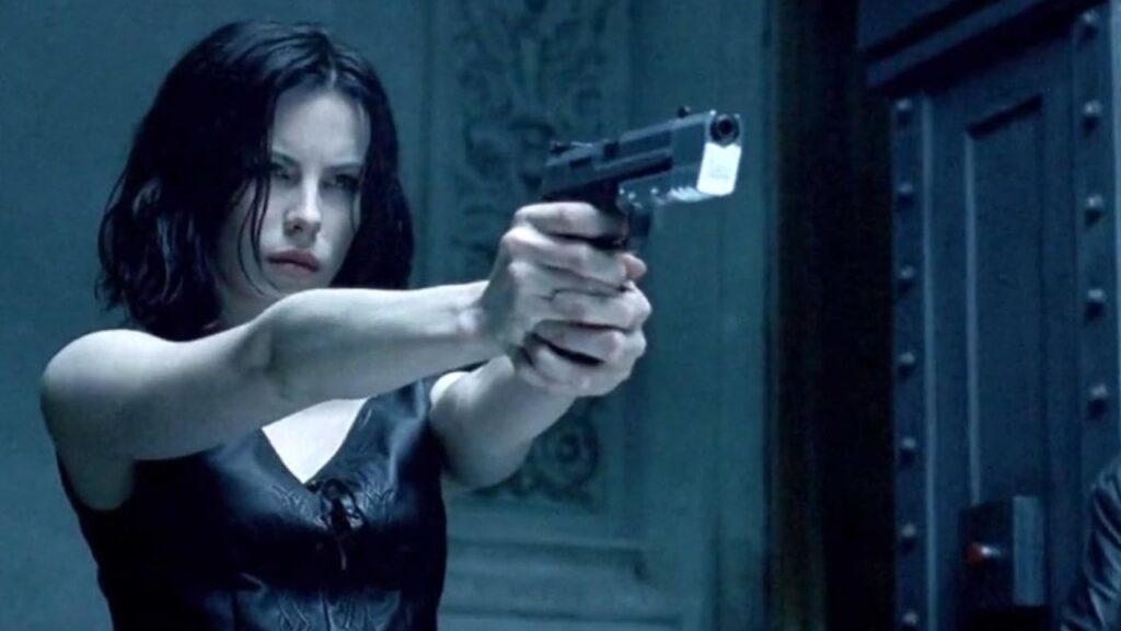 25 Interesting Movies with RT Score Below 50% 13 Selene holding a gun
