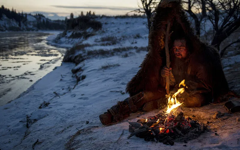 Hugh Glass (Leonardo DiCaprio) struggles to stay warm during a vicious winter - The Revenant