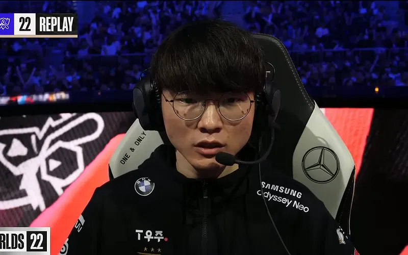 A picture of a League of Legends esports player.
