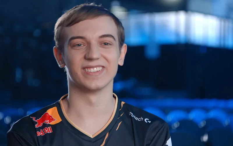 A picture of a League of Legends esports player.