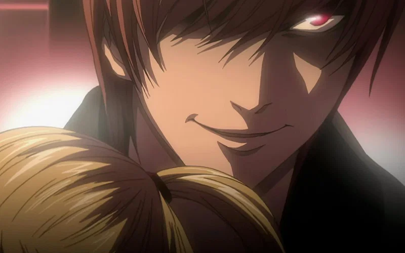 Light nở một nụ cười nham hiểm khi ôm Misa trong Death Note.