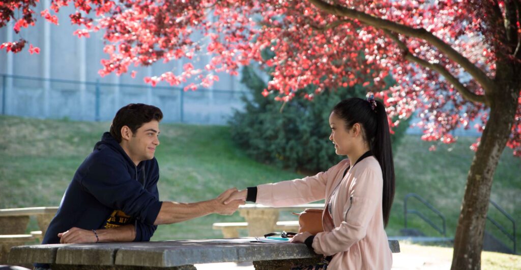 Noah Centineo y Lana Condor dándose la mano en Netflix a todos los chicos que he amado antes