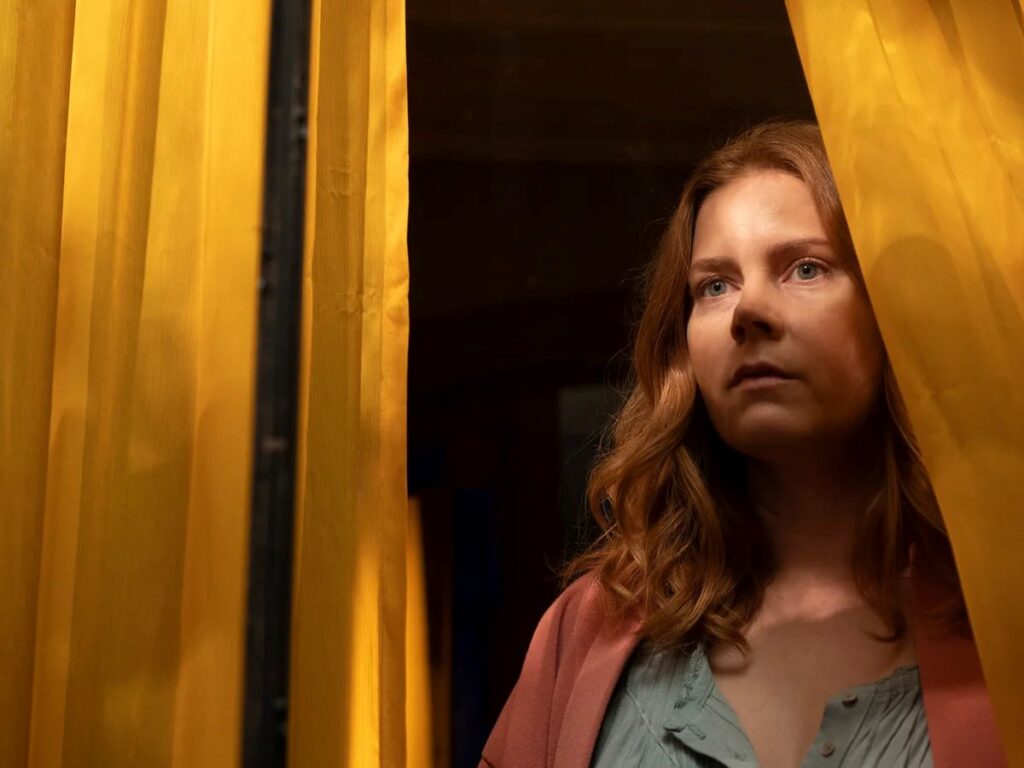 Amy Adams, mirando a la mujer de la mujer de Netflix en la ventana