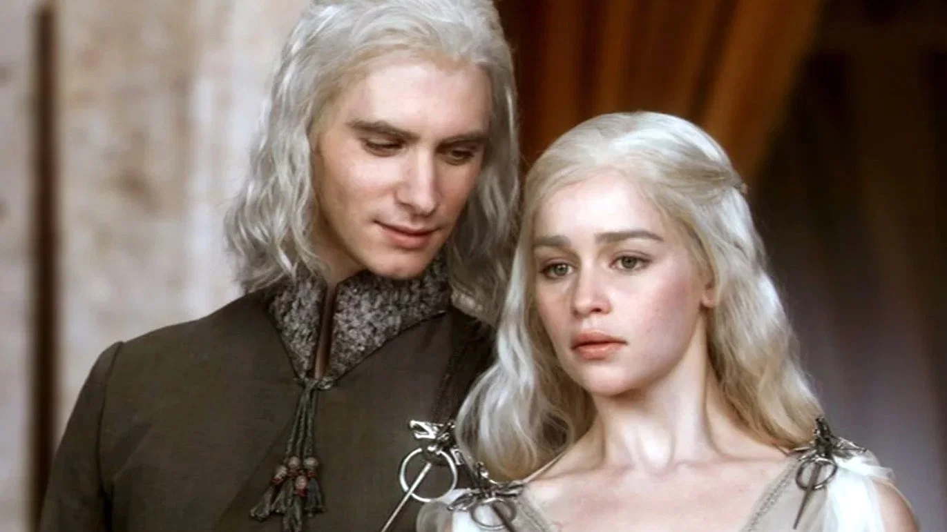 Top 10 Most Gullible Game of Thrones Characters, Ranked 72 harry lloyd and emilia clarke in game of thrones