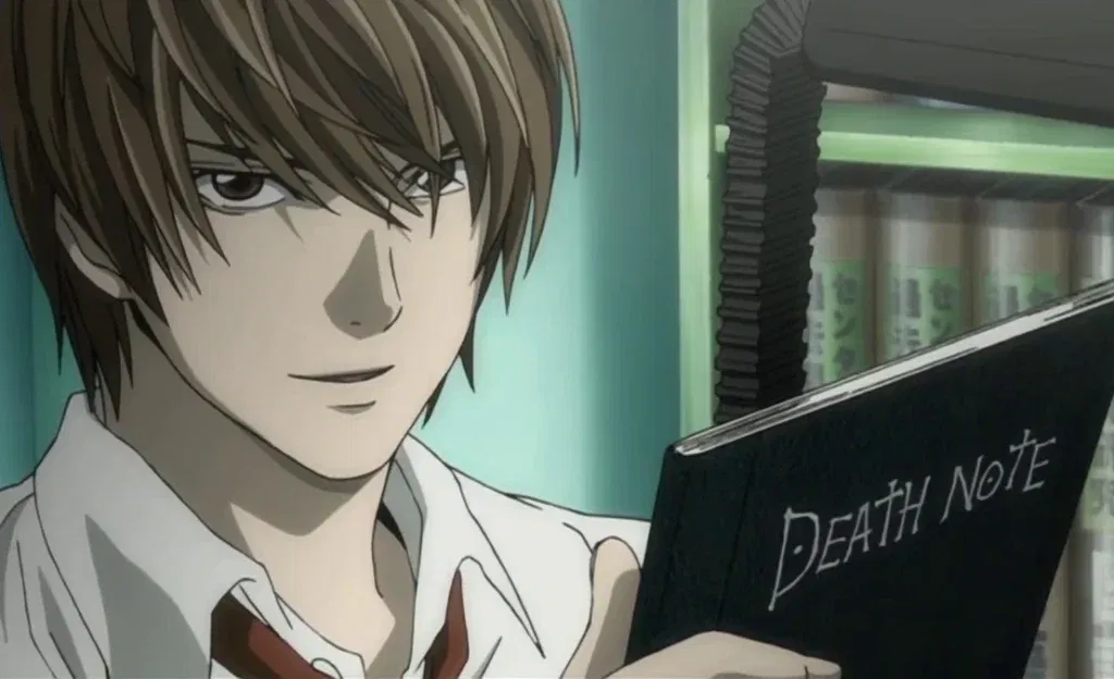 Light Yagami cầm cuốn sổ đen Death Note với một nụ cười nhẹ.