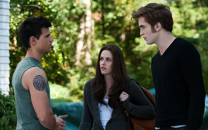 (L to R) TAYLOR LAUTNER, KRISTEN STEWART and ROBERT PATTINSON star in THE TWILIGHT SAGA: ECLIPSE.