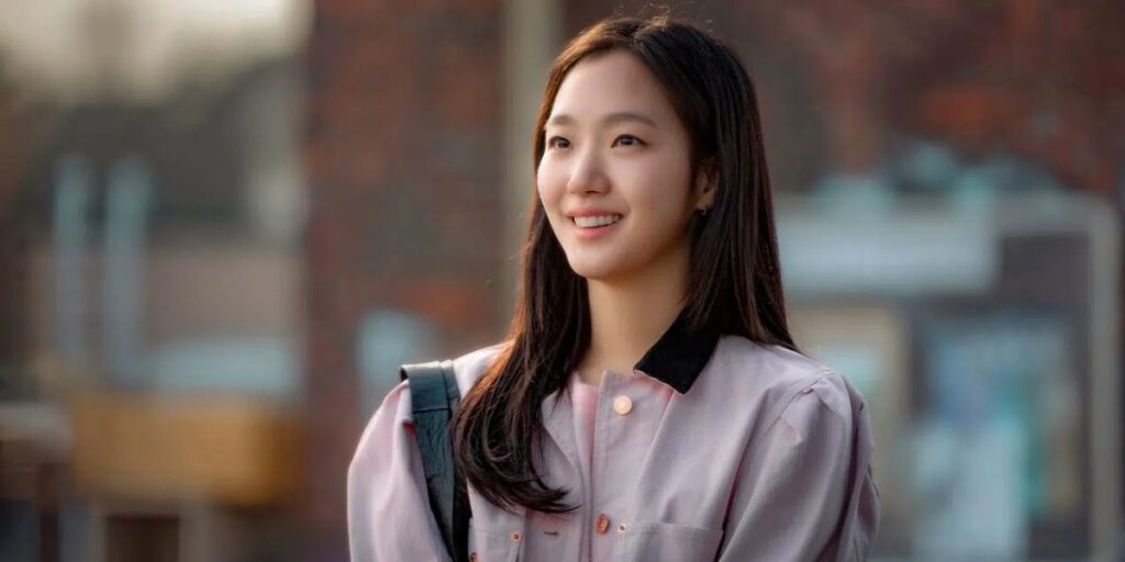 Kim Go Eun as Ryu Eun Jung smiling in You in You And Everything Else