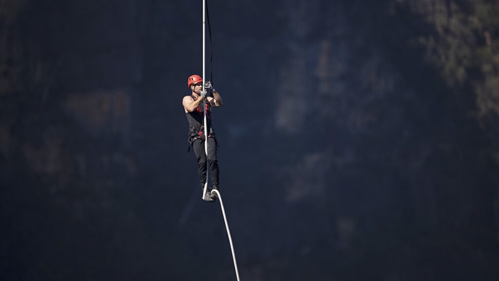 Chris Hemsworth in Limitless