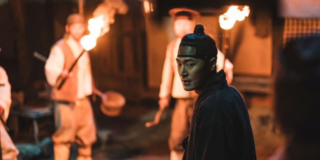 Park Seoham looking tense and surrounded by guards in The Murky Stream