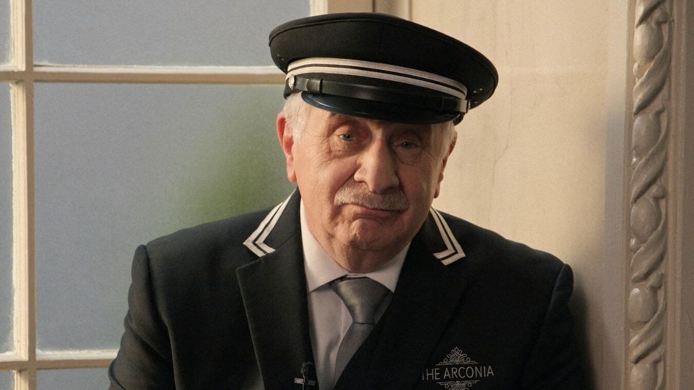 Lester in Only Murders in the Building Season 5, Episode 2.