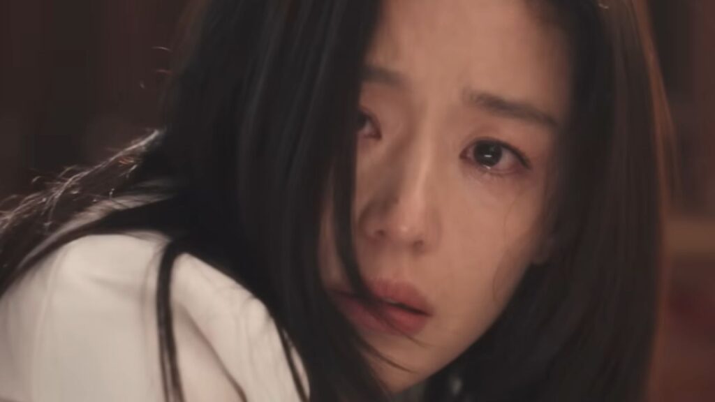  Seo Mun-ju crying in a scene
