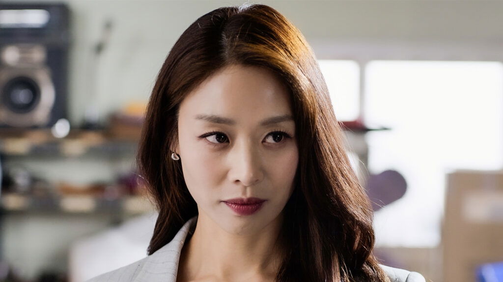 Baek Seol-hee looking sidewards in The Woman Who Swallowed The Sun Season 1