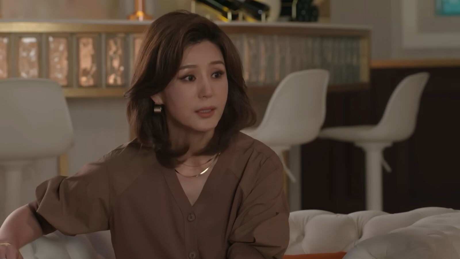 Lee Kan-hee hearing someone in The Woman Who Swallowed the Sun.