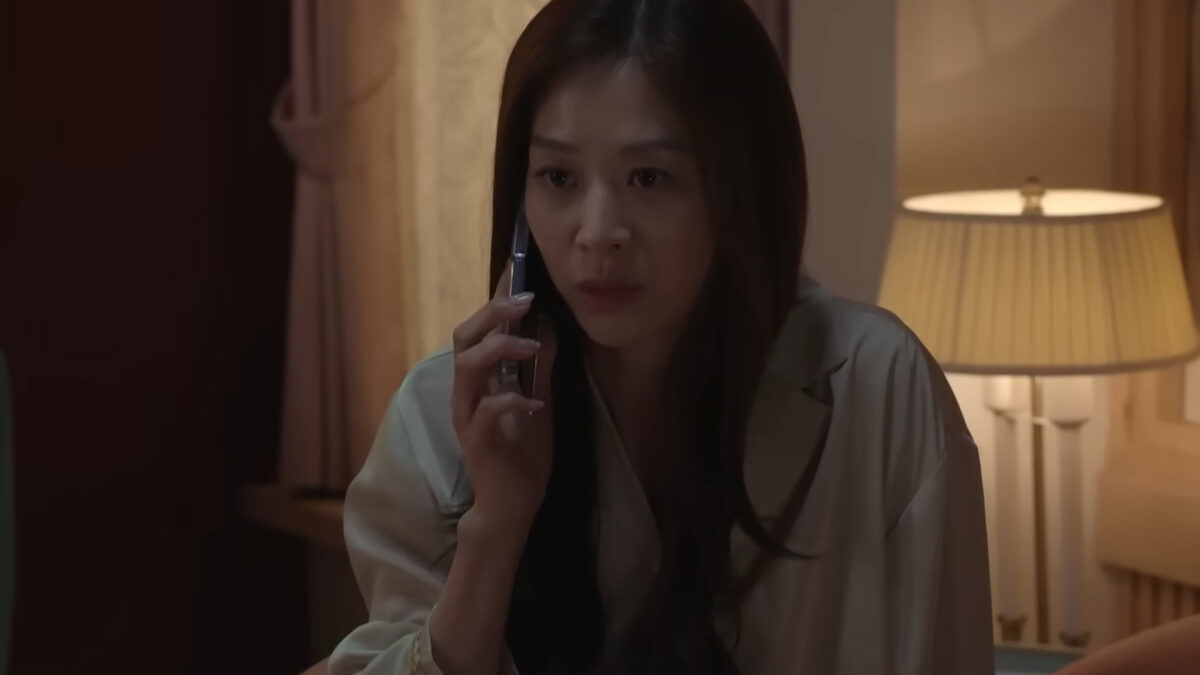 Baek Seol-hee on a phone, looking distressed.