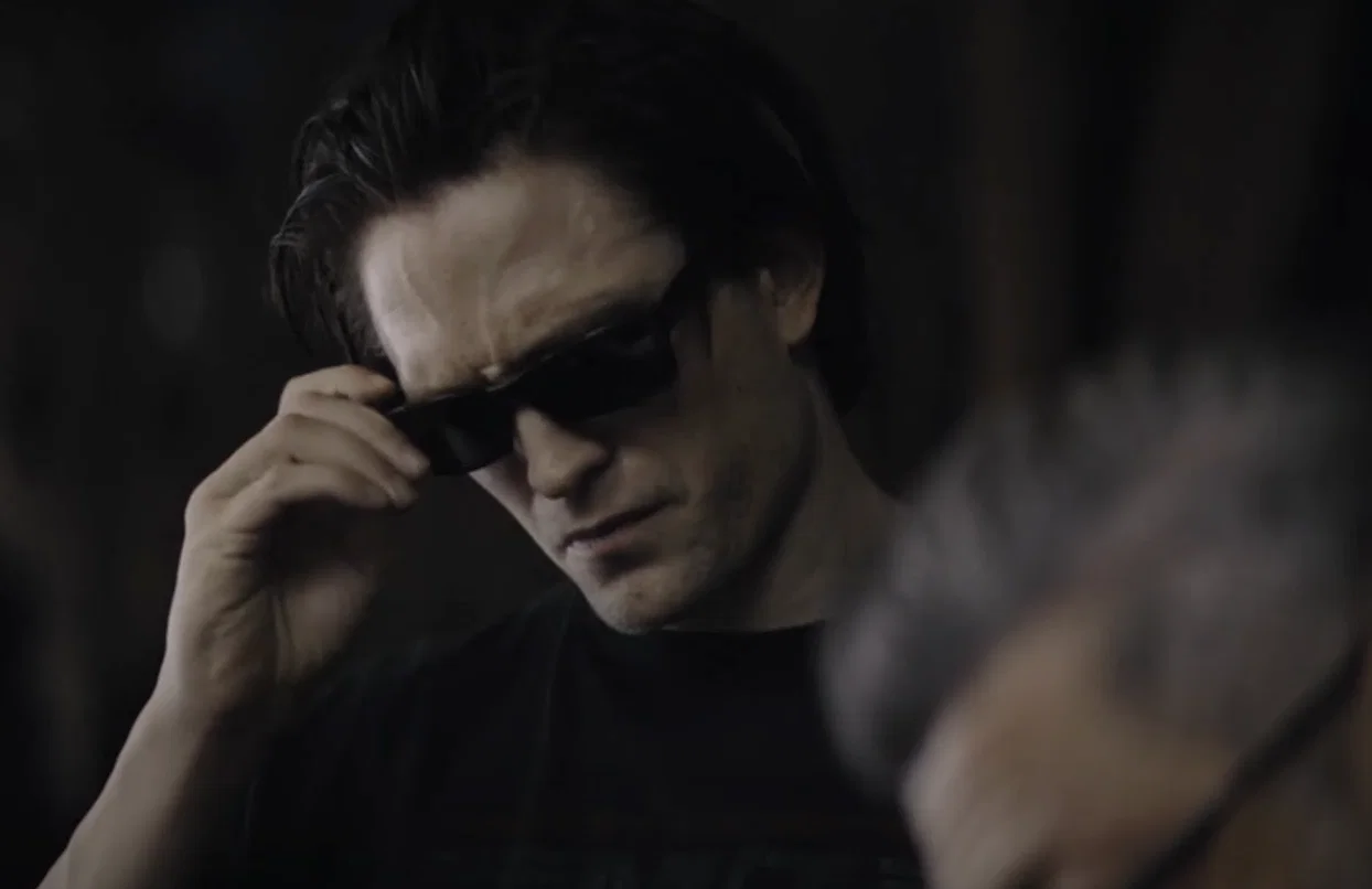 Does Robert Pattinson Vape: The Batman Utility Belt Clip Revealed The Dark Knight Has Vices Too Does Robert Pattinson Vape: The Batman Utility Belt Clip Revealed The Dark Knight Has Vices Too
