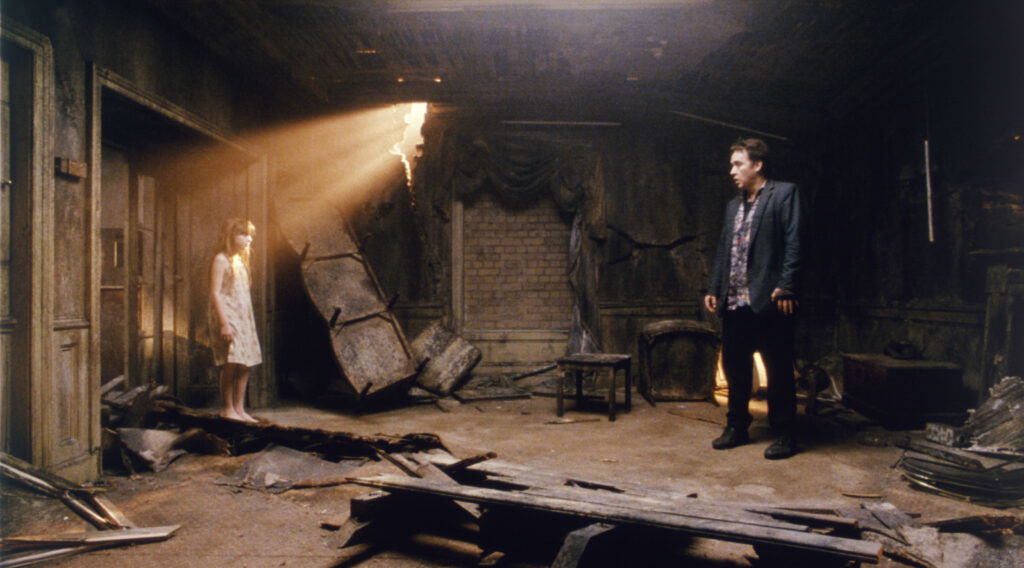 John Cusack (right) in a still from 1408 – Director's Cut (2007).