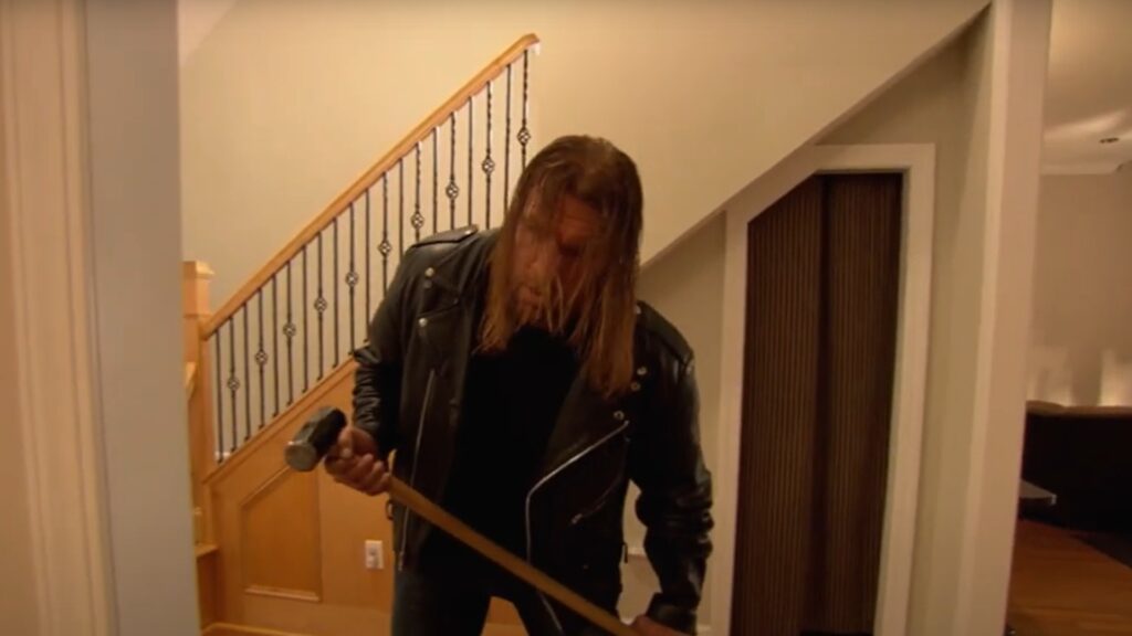 Triple H lurking in Randy Orton's house with a sledgehammer (March 9, 2009)