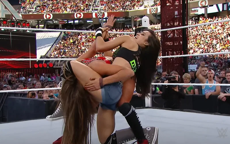 AJ Lee makes Nikki Bella tap out to the Black Widow submission move at WrestleMania 31