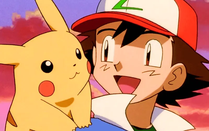 Ash cõng Pikachu trên vai trong Pokémon.