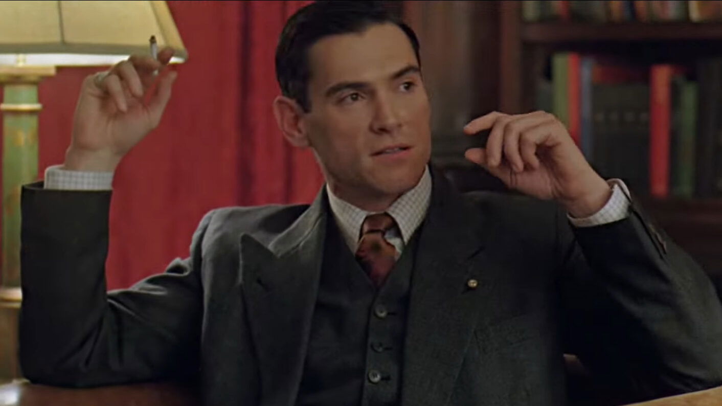 billy crudup sitting like a boss on the sofa in the good shepherd.