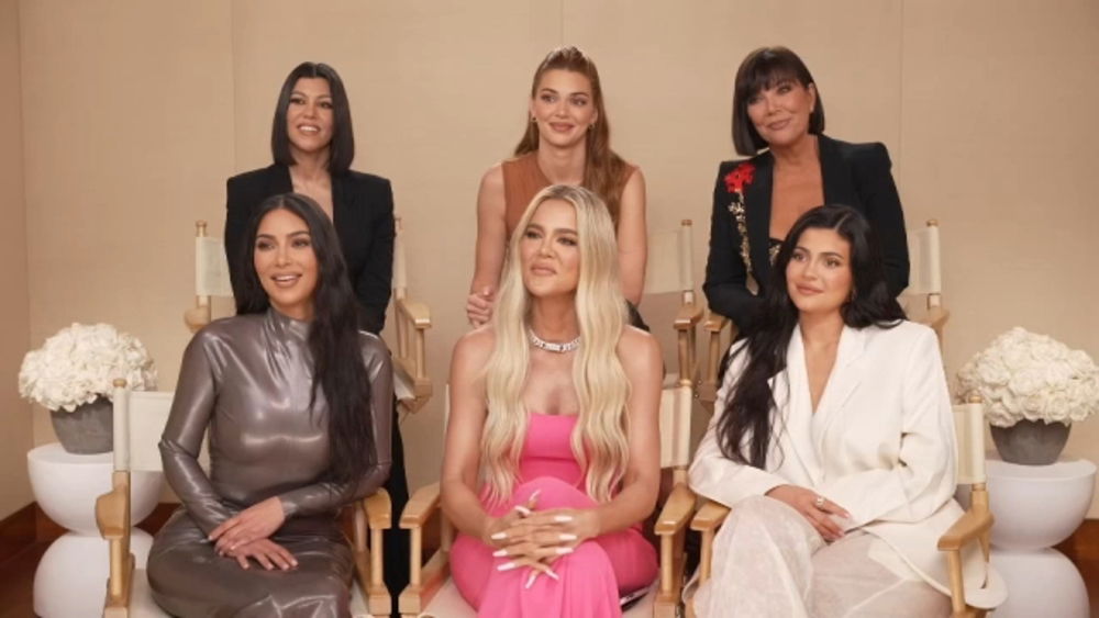  Kourtney Kardashian, Kendall Jenner, and Kris Jenner.