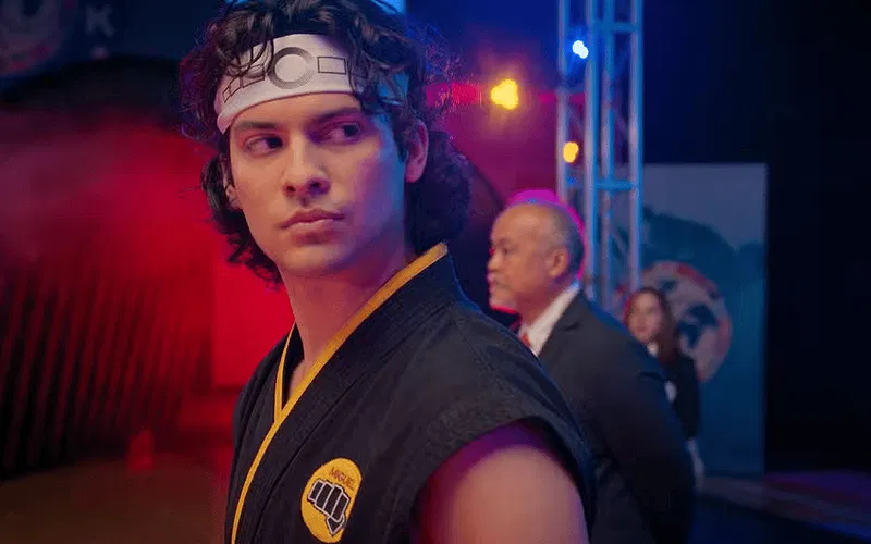 Xolo Maridueña trong vai Miguel Diaz trong Cobra Kai gi trong mùa cuối cùng của Cobra Kai trên Netflix