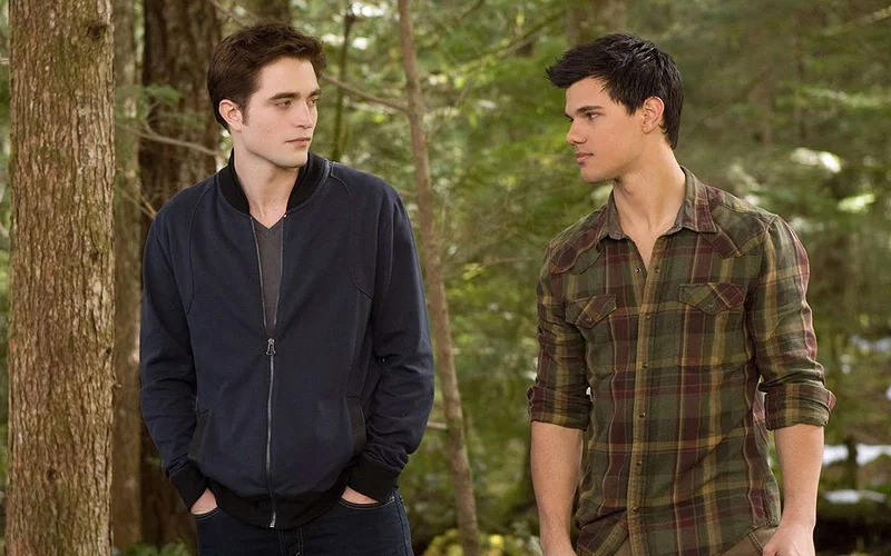 Taylor-Lautner-Robert-Pattinson-020423-2000-b4073df9de3d40fbabe2872ffa526ddc