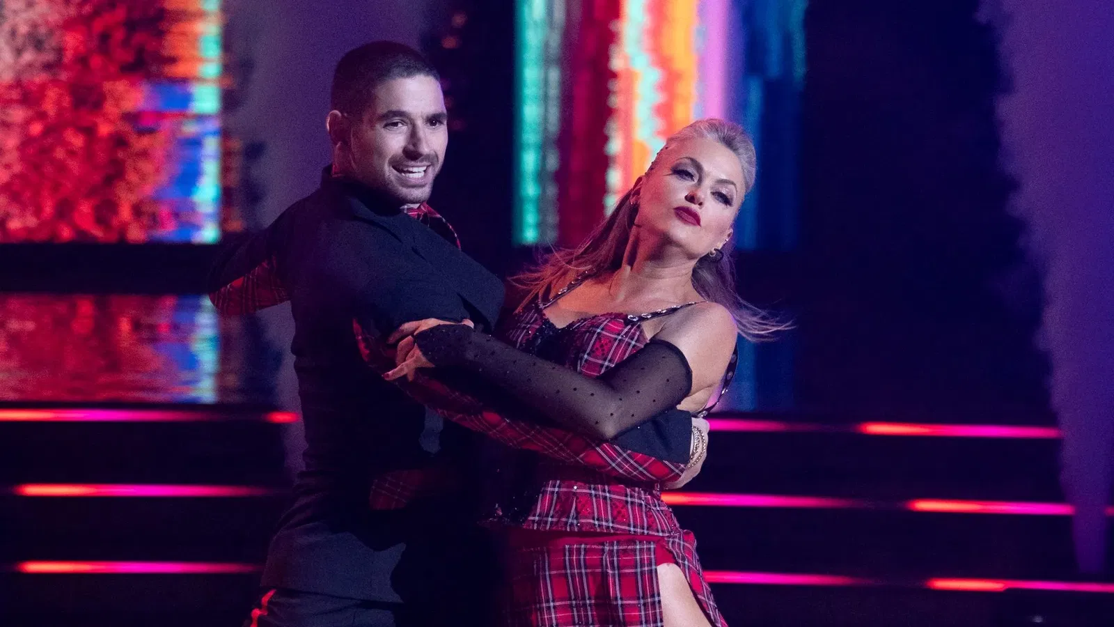 Is Elaine Hendrix Leaving DWTS After Injury: Her Partner Shares Medical