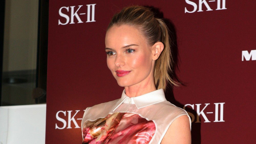 How Many Girlfriends Did Chris Martin Have? Full Relationship History 3 Kate Bosworth with blonde hair in a high ponytail wearing a white sleeveless top with floral details, photographed at a red carpet event.