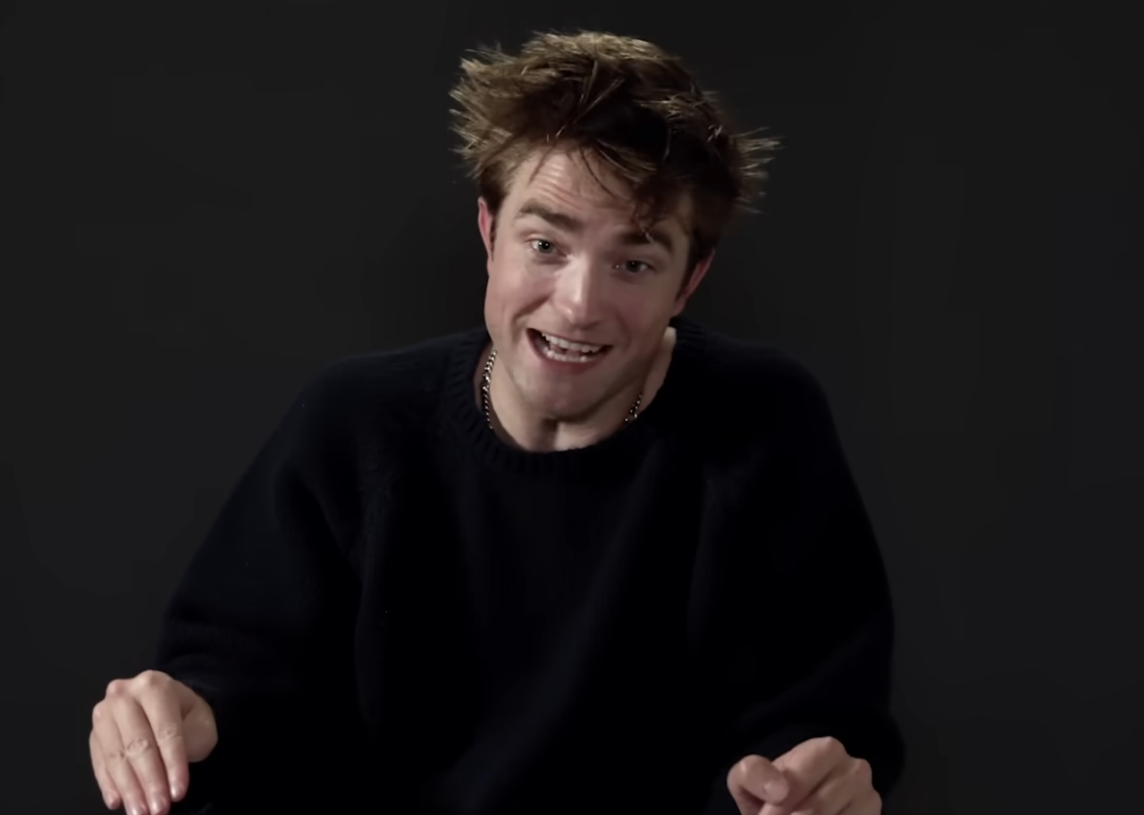Robert Pattinson con camiseta negra en una entrevista.
