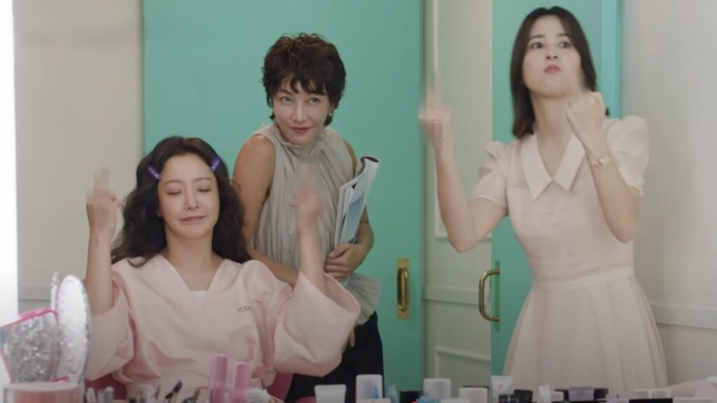 Three main actresses of No Next Life getting ready together in front of mirror: Kim Hee-sun, Han Hye-jin, and Jin Seo-yeon