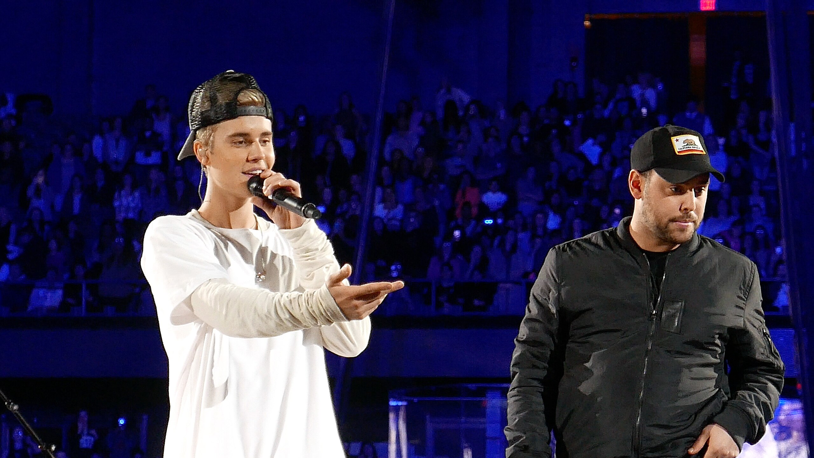 Justin Bieber Rib Injury Explained: What He Revealed During His 4-Hour Twitch Livestream 1 Justin Bieber durante un concierto en el Allstatae Arena en Rosemont, Illinois (2015)