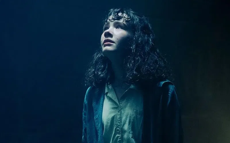 NEW IT: WELCOME TO DERRY UPDATE — EPISODE 5 is reportedly titled “NEIBOLT STREET” and clocks in at a chilling 55 minutes! Lilly Bainbridge actress Clara Stack in It Welcome to Derry Season 1 looking upwards, scared, in the dark tunnel