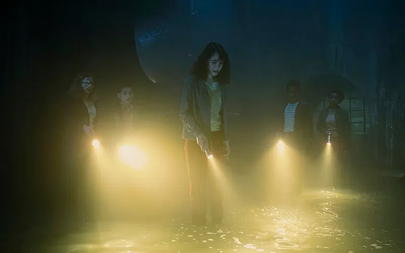 NEW IT: WELCOME TO DERRY UPDATE — EPISODE 5 is reportedly titled “NEIBOLT STREET” and clocks in at a chilling 55 minutes! Young Losers Club exploring Derry sewers with flashlights in It Welcome to Derry Neibolt Street episode