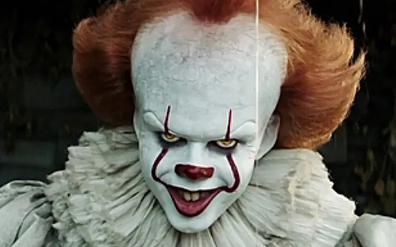 Welcome to Derry Episode 5: Why Did the Military Switch to Red Lights? The Scene Finally Explained Bill Skarsgård as Pennywise the Clown