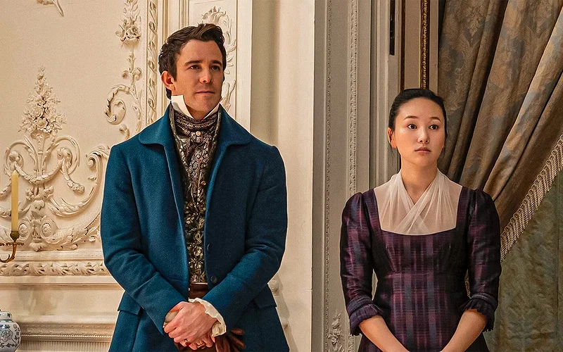 Bridgerton: Will Benedict & Sophie Have a Child in Season 5? Book Story Breakdown 3 benedict and sophie, in maid attire standing side-by-side in bridgerton season 4