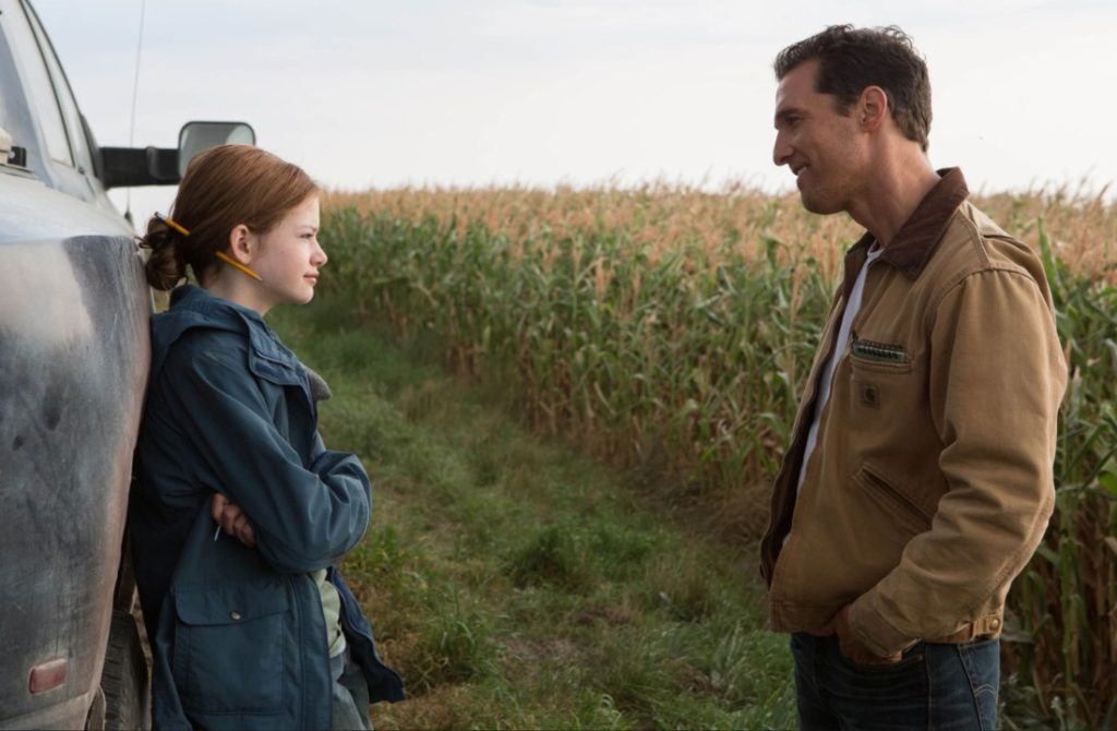 Murph and her father meeting in the cornfield 