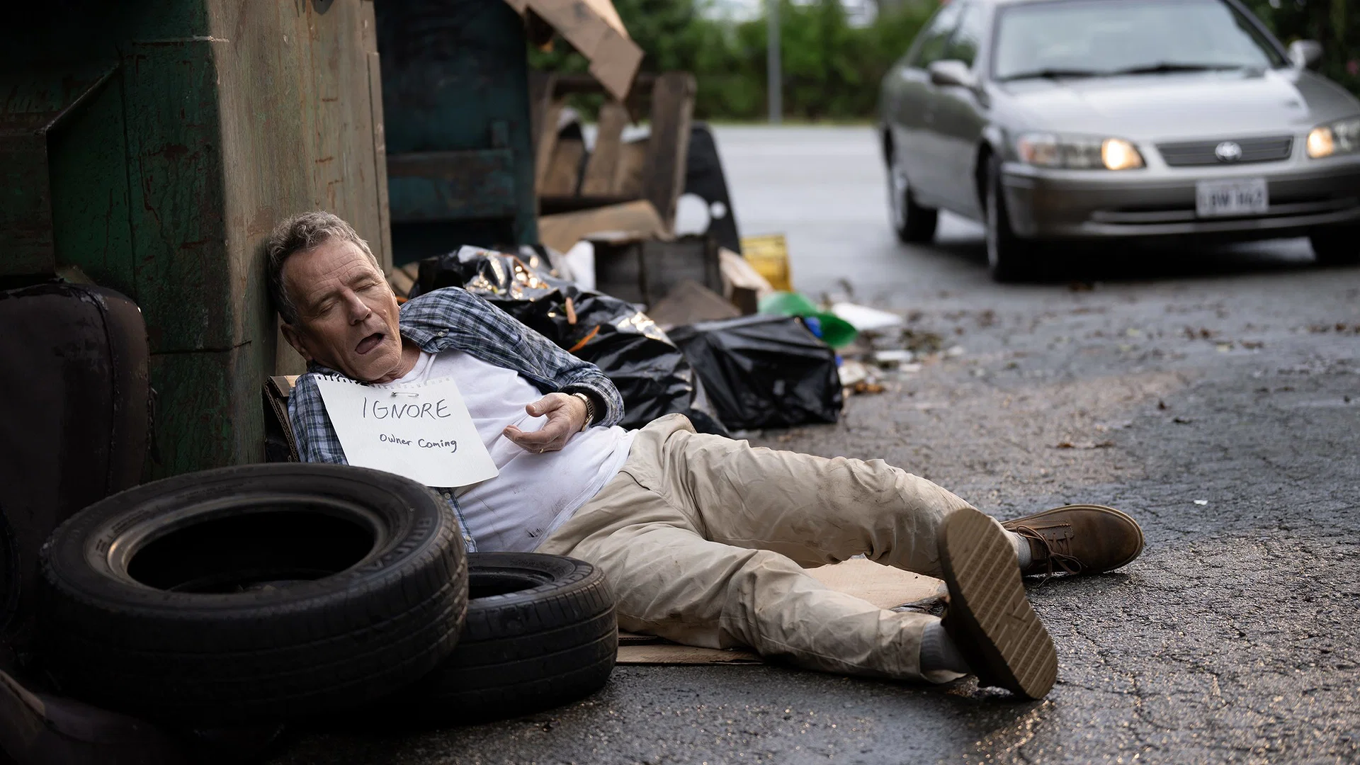 Muniz, Cranston, and Kaczmarek Return in an Anarchic, Wildly Funny Revival 16 177294 0400 scaled