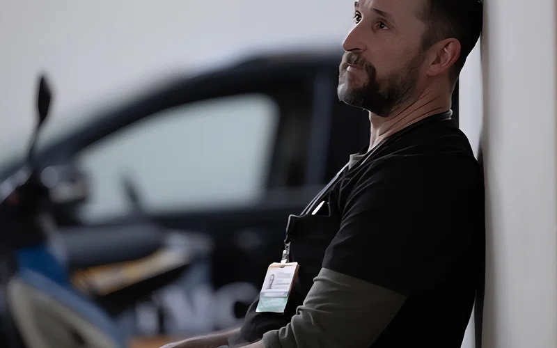 00 P.M." 24 noah wyle 0