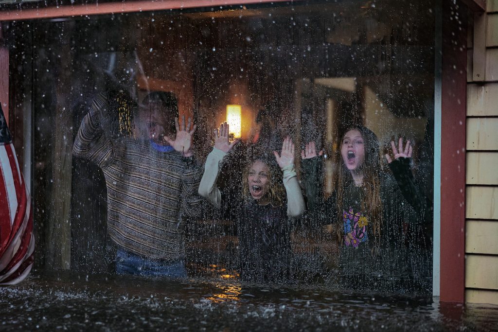 Olsen kids screaming inside the glass window in Thrash