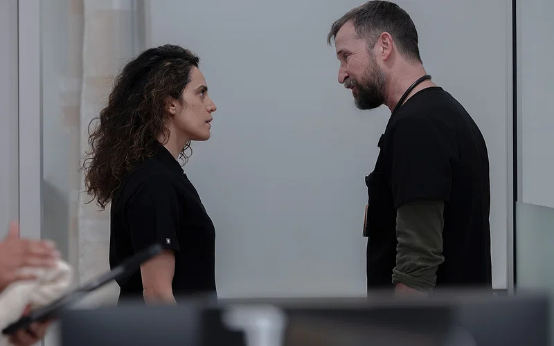 00 P.M." 26 sepideh moafi noah wyle