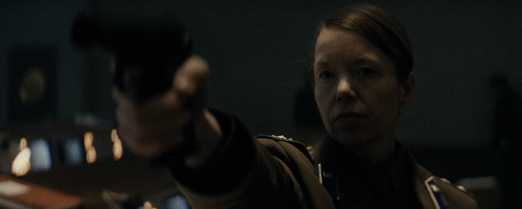 Raskova pointing a gun in Star City
